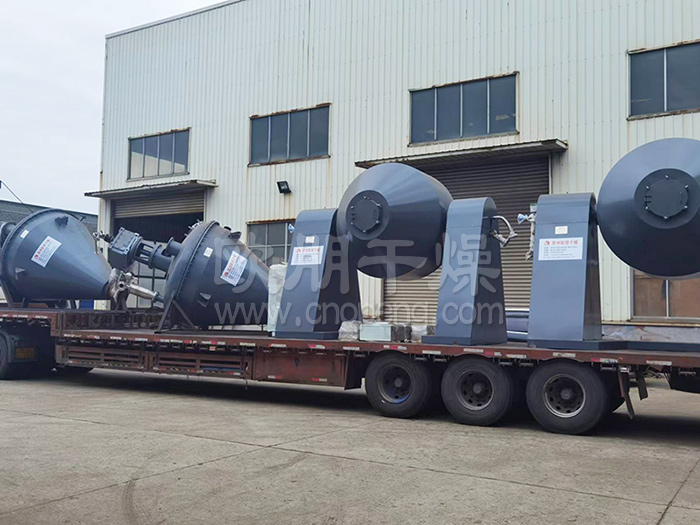 常州欧朋干燥老客户订单：双锥真空干燥机、双螺旋锥形混合机相继发货现场！